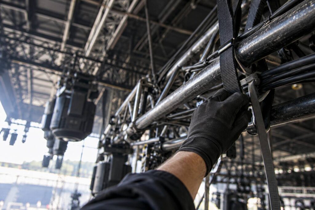 Illustration de détail sur le sujet : Allestimento AC/DC su palco coperto: i vincoli di altezza